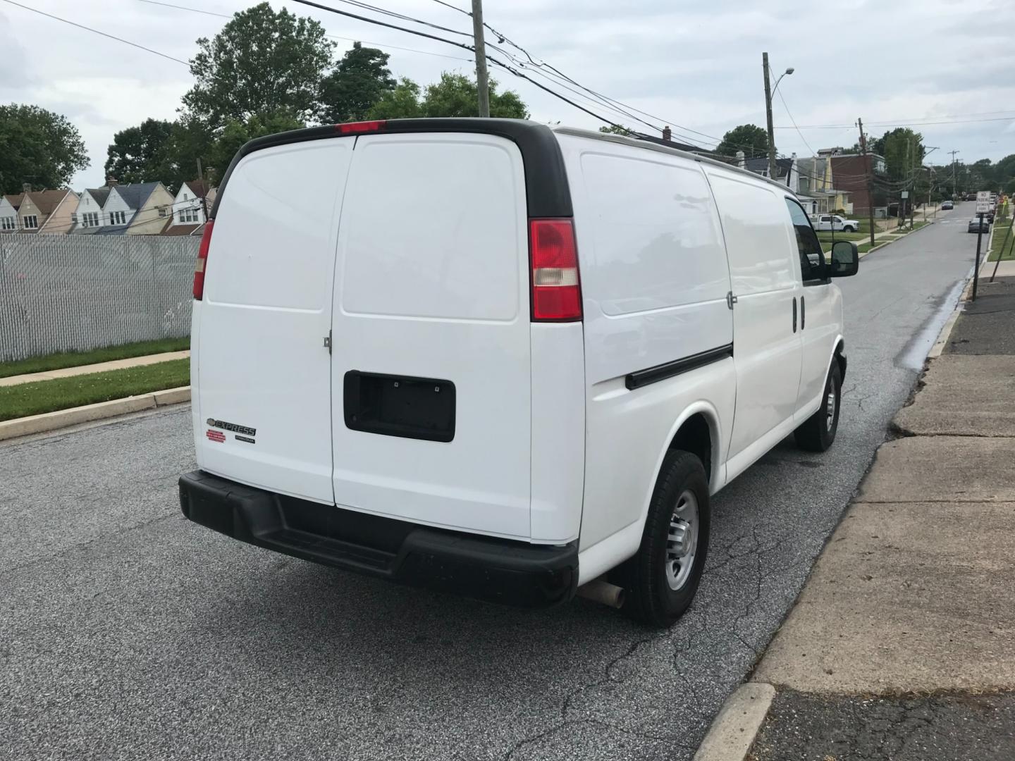 2012 White /Gray Chevrolet Express 2500 (1GCWGFCA3C1) with an 4.8 V8 engine, Automatic transmission, located at 577 Chester Pike, Prospect Park, PA, 19076, (610) 237-1015, 39.886154, -75.302338 - Photo#4